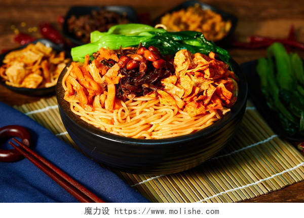 木纹螺蛳粉一碗螺蛳粉美食美味筷子配菜